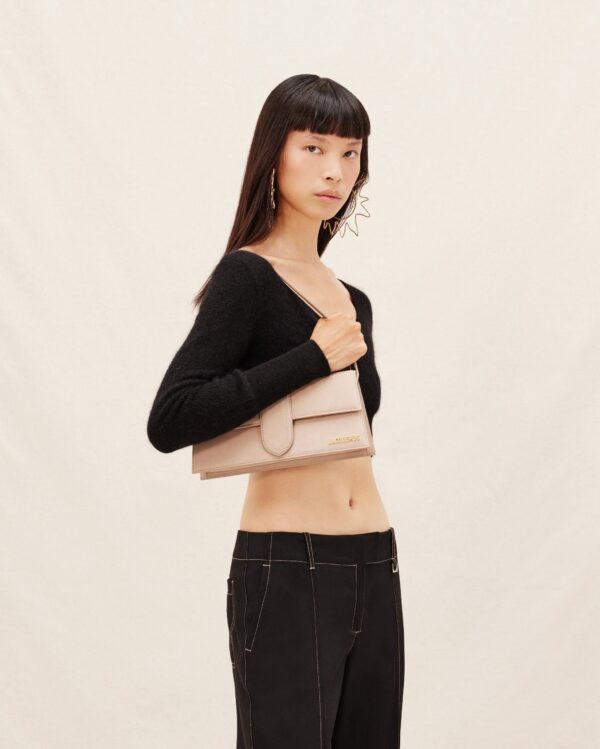 23E221BA013-3066-181_10-scaled-1.jpg Jacquemus Le Bambino long Long flap bag.