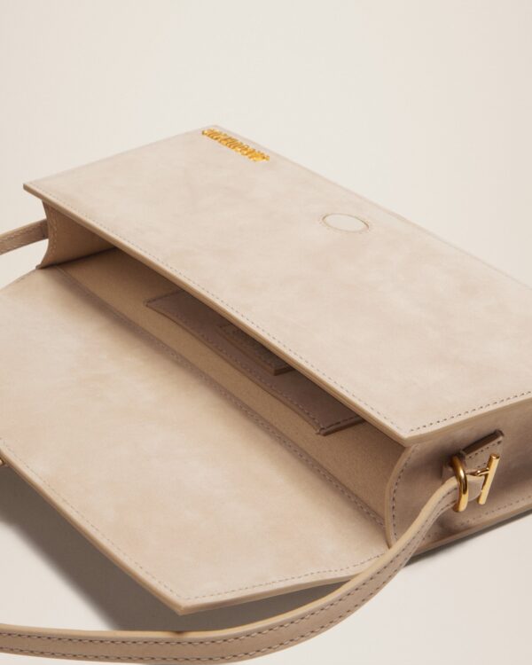 23E221BA013-3066-181_14.jpg Jacquemus Le Bambino long Long flap bag.