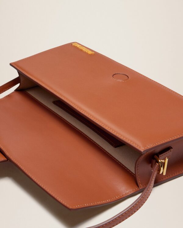 23E221BA013-3072-810_14.jpg Jacquemus Le Bambino long Long flap bag.
