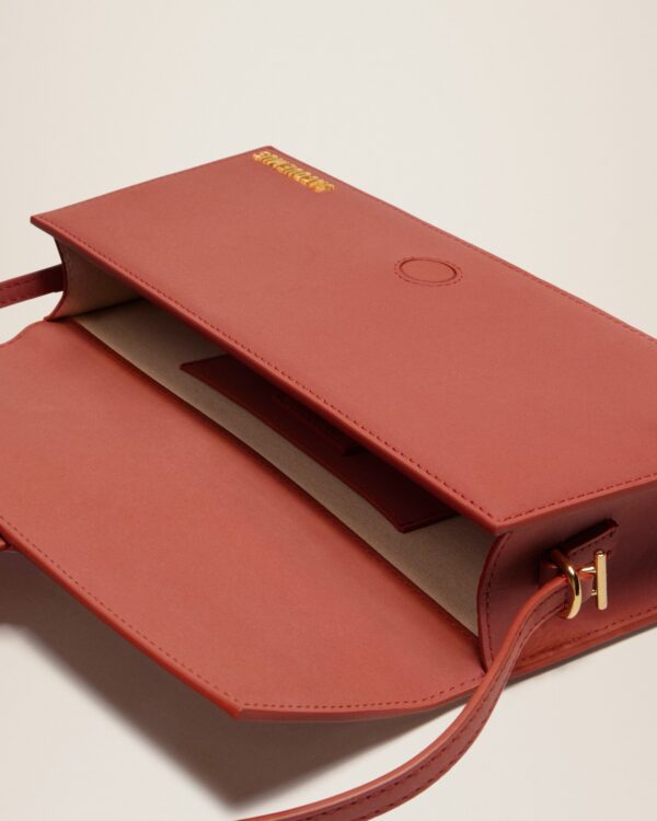 23E221BA013-3088-480_14.jpg Jacquemus Le Bambino long Long flap bag.