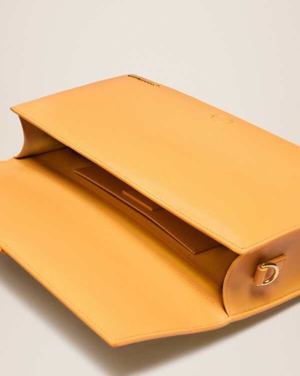 23E221BA014-3060-290_14.jpg Jacquemus Le Bambinou Flap bag.