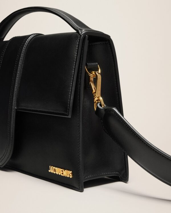 23E221BA014-3060-990_13.jpg Jacquemus Le Bambinou Flap bag.