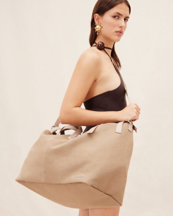 23E225BA023-3029-180_10-scaled-1.jpg Jacquemus Le sac à linge Weekender bag.