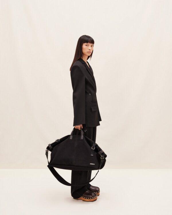 23E225BA023-3029-990_10-scaled-1.jpg Jacquemus Le sac à linge Weekender bag.