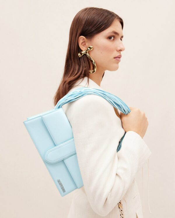 23E231BA051-3108-320_10-scaled-1.jpg Jacquemus Le Bambino long Ficiu Strand strap flap bag