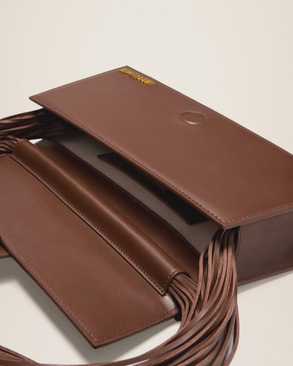 23E231BA051-3108-850_14.jpg Jacquemus Le Bambino long Ficiu Strand strap flap bag.