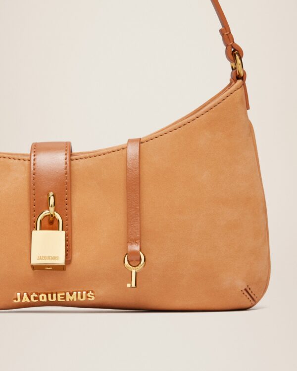 23E231BA061-3066-290_13.jpg Jacquemus Le Bisou Cadenas Padlock shoulder bag.