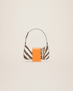 23E231BA062-3066-8AJ_10.jpg Jacquemus Le Bisou imprimé zebre Zebra flapped shoulder bag.