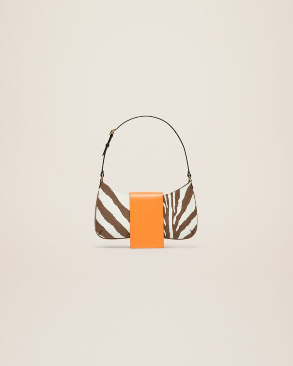 23E231BA062-3066-8AJ_10.jpg Jacquemus Le Bisou imprimé zebre Zebra flapped shoulder bag.
