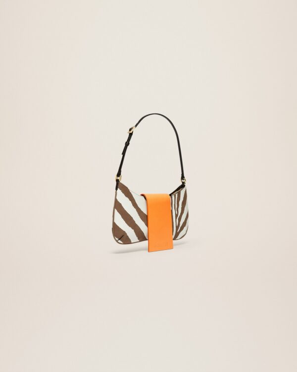 23E231BA062-3066-8AJ_11.jpg Jacquemus Le Bisou imprimé zebre Zebra flapped shoulder bag.