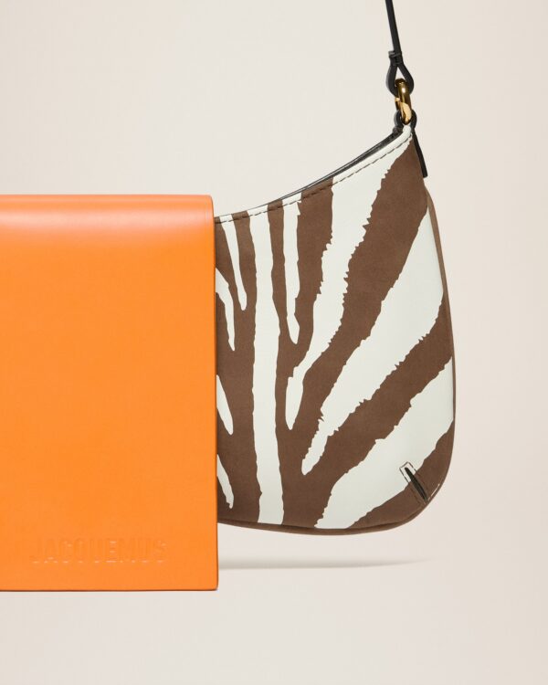 23E231BA062-3066-8AJ_13.jpg Jacquemus Le Bisou imprimé zebre Zebra flapped shoulder bag.
