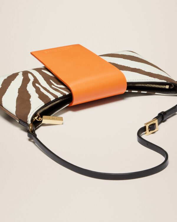23E231BA062-3066-8AJ_14.jpg Jacquemus Le Bisou imprimé zebre Zebra flapped shoulder bag.