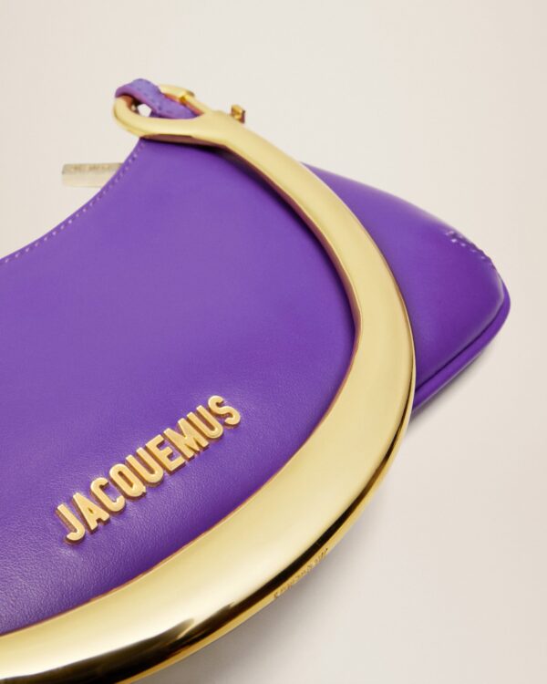 23E231BA063-3108-650_15.jpg Jacquemus Le Bisou mousqueton Carabiner strap shoulder bag.