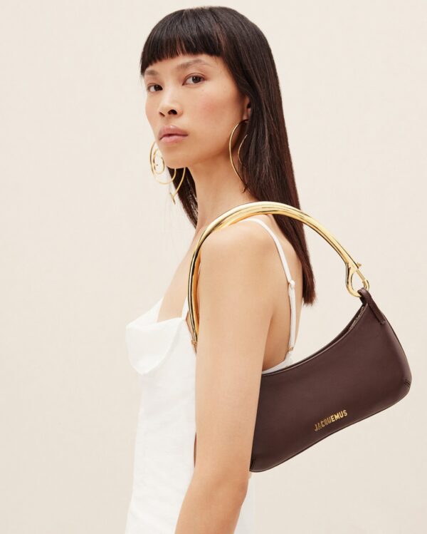 23E231BA063-3108-880_10-scaled-1.jpg Jacquemus Le Bisou mousqueton Carabiner strap shoulder bag.