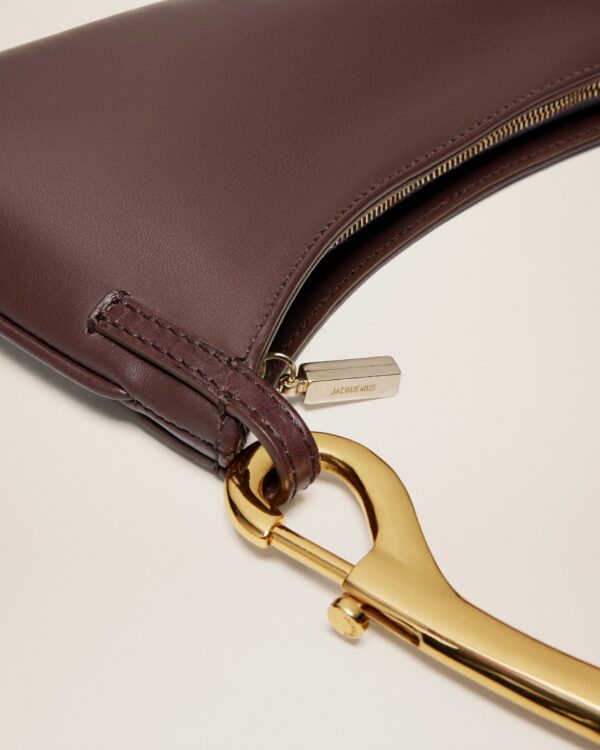 23E231BA063-3108-880_13.jpg Jacquemus Le Bisou mousqueton Carabiner strap shoulder bag.