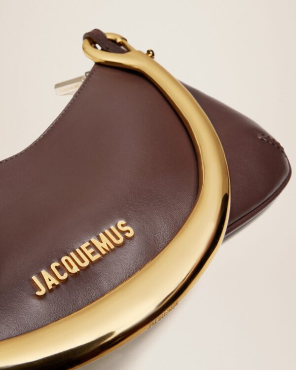 23E231BA063-3108-880_15.jpg Jacquemus Le Bisou mousqueton Carabiner strap shoulder bag.