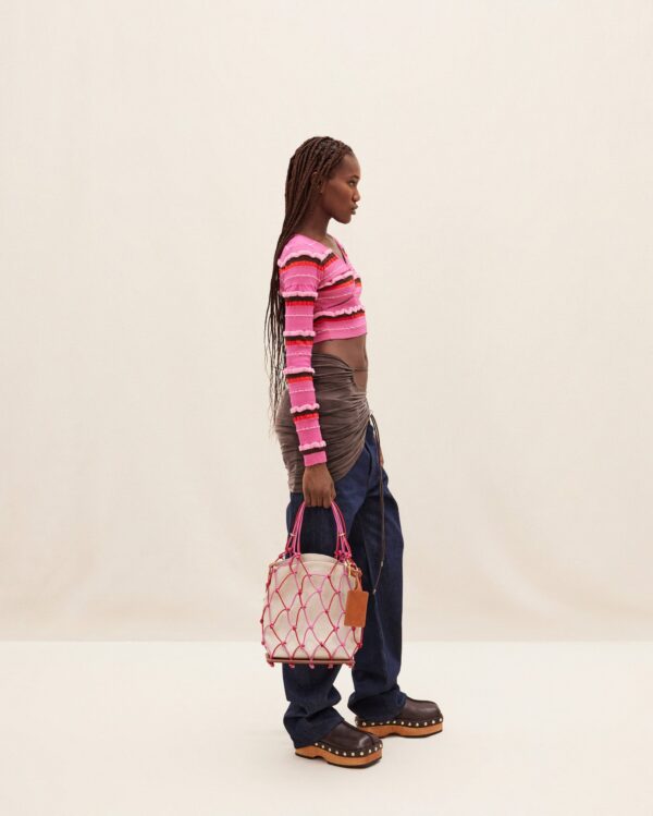 23E231BA110-3000-450_10-scaled-1.jpg Jacquemus Le petit filet Pralu Fishnet bag