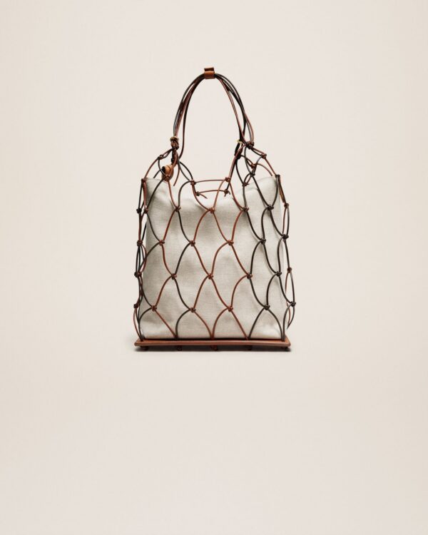 23E231BA111-3000-850_12.jpg Jacquemus Le filet Pralu Fishnet bag