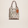 23E231BA111-3000-850_1_main.jpg Jacquemus Le filet Pralu Fishnet bag
