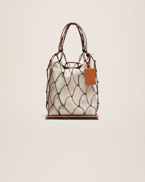 23E231BA111-3000-850_1_main.jpg Jacquemus Le filet Pralu Fishnet bag