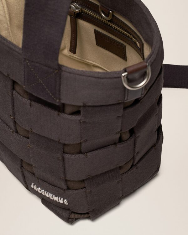 23E235BA086-3123-880_14.jpg Jacquemus Le seau Gros Grain Utility bucket bag.