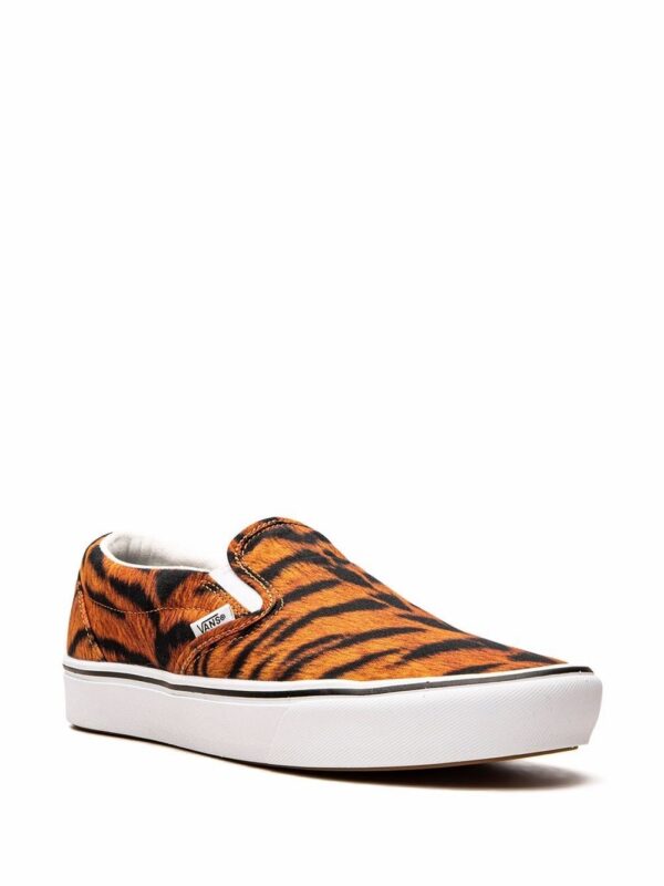 17943074_37990218_1000.jpg Vans ComfyCush Slip-On "Tiger" sneakers