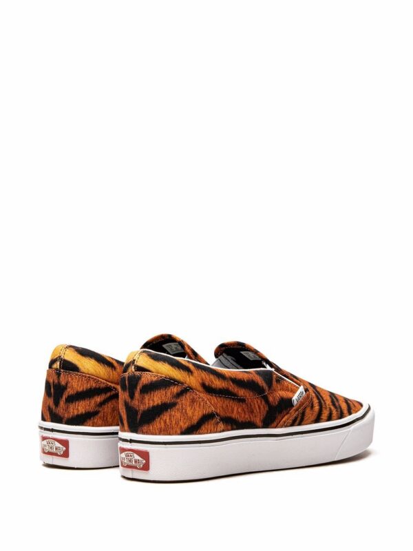17943074_37990219_1000.jpg Vans ComfyCush Slip-On "Tiger" sneakers